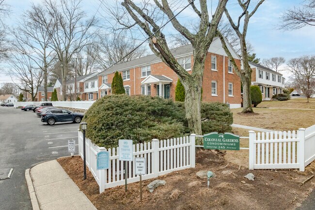 Colonial Gardens Condominiums in Fairfield, CT - Building Photo - Building Photo