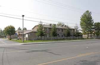 Kristine Apartments in Bakersfield, CA - Foto de edificio - Building Photo
