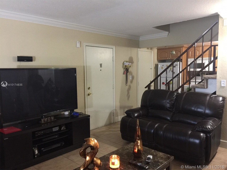 8011 W 6th Ave in Hialeah, FL - Building Photo