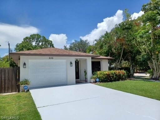 595 93rd Ave N in Naples, FL - Building Photo