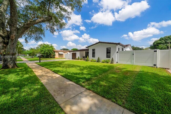 9241 SW 55th St in Cooper City, FL - Building Photo - Building Photo