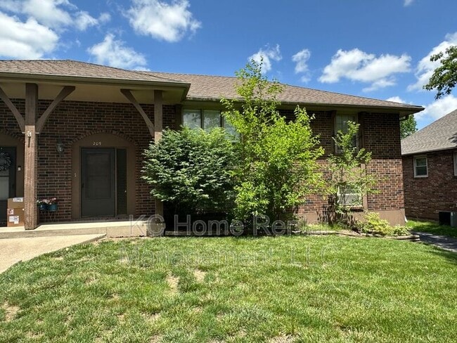 209 NW Highland Ln in Blue Springs, MO - Building Photo - Building Photo