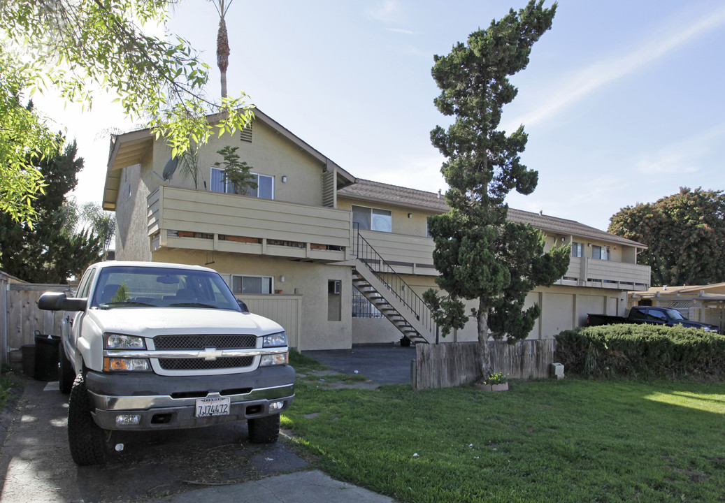 1061-1071 E Washington Ave in Escondido, CA - Building Photo