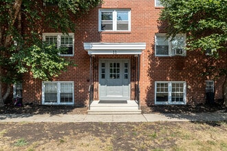 Omega Estates in Branford, CT - Foto de edificio - Building Photo