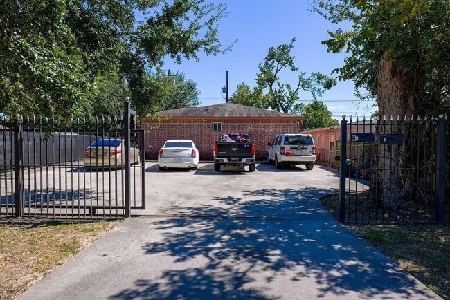 6820 Petre Dr