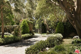 6825 Zumirez Dr in Malibu, CA - Building Photo - Building Photo