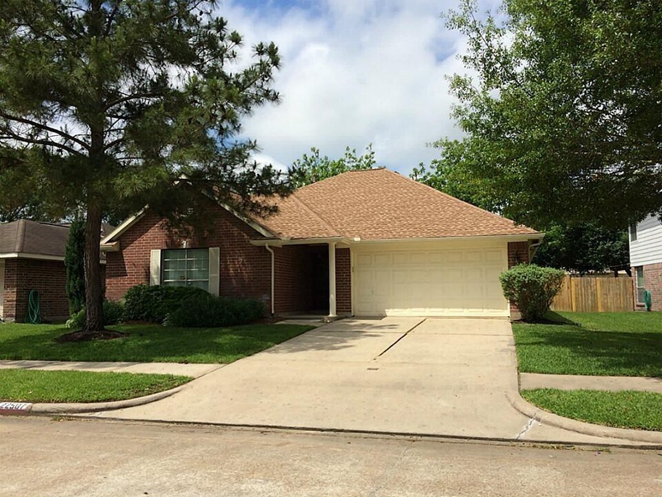 22507 Holly Lake Dr in Katy, TX - Building Photo