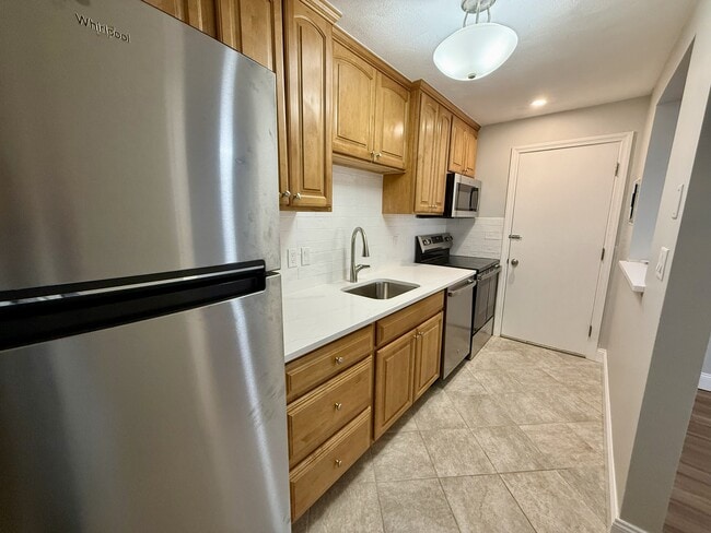 5 Washington St, Unit B2 in Reading, MA - Foto de edificio - Building Photo