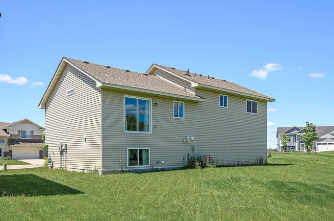 404 Terning Way in Howard Lake, MN - Foto de edificio - Building Photo