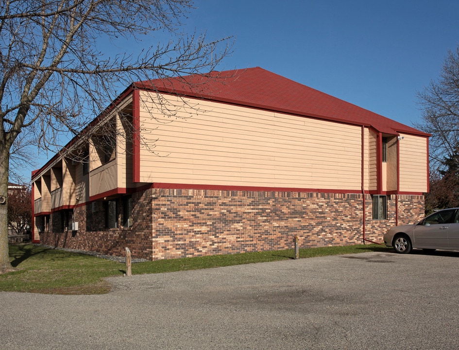 Leona Apartments in Hutchinson, MN - Foto de edificio