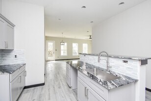 209 Silverleaf Rd in Sweeny, TX - Building Photo