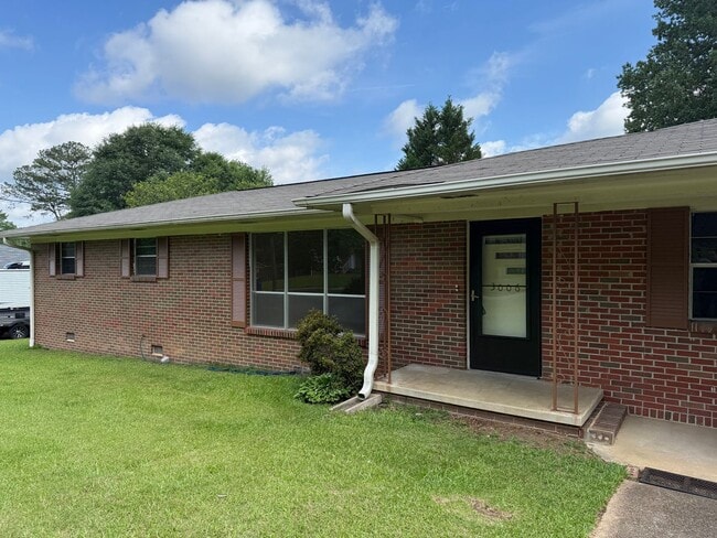 property at 3006 Lakewood Dr