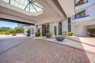 6075 Pelican Bay Blvd in Naples, FL - Building Photo - Building Photo