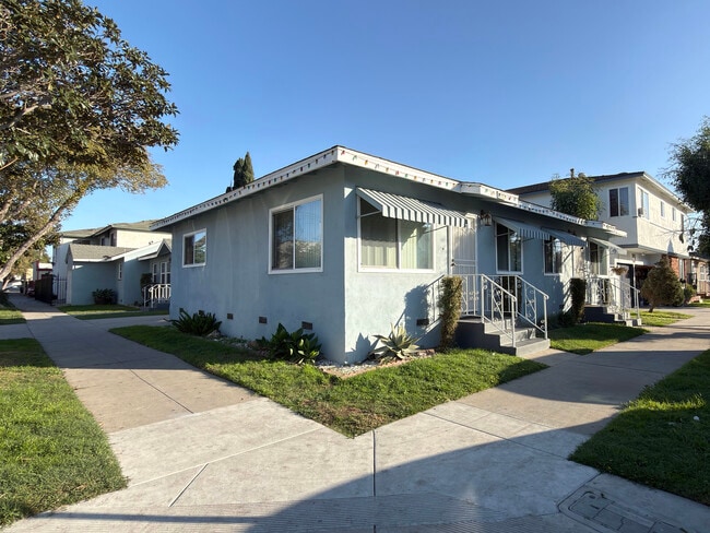 1892 Cedar Ave, Unit 1892 in Long Beach, CA - Building Photo - Building Photo