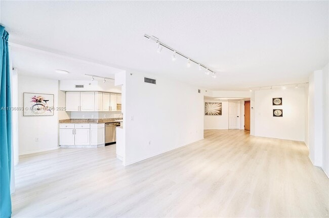 17275 Collins Ave, Unit 401 in Sunny Isles Beach, FL - Foto de edificio - Building Photo
