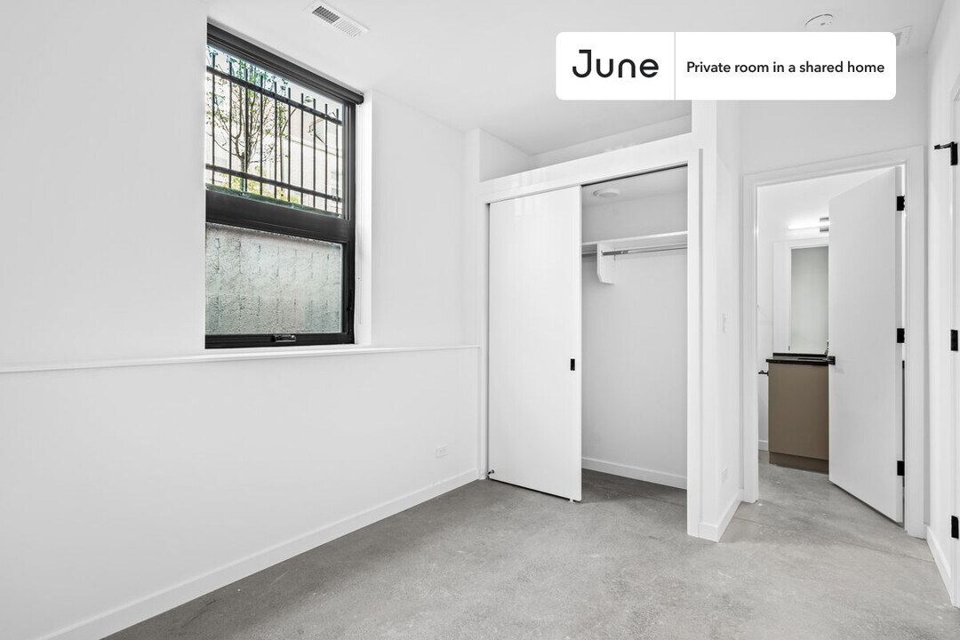 Private bedroom in 4 bed/3.5 bath Home in Chicago, IL - Building Photo