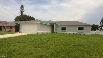 313 SE 17th Pl in Cape Coral, FL - Building Photo