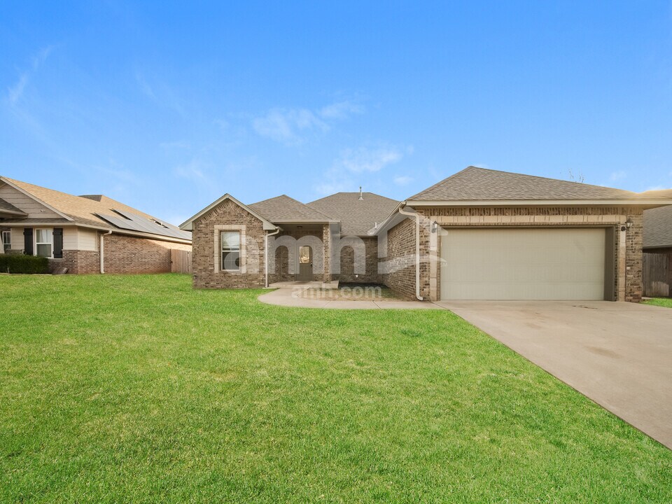 416 E Charlotte Terrace in Mustang, OK - Building Photo