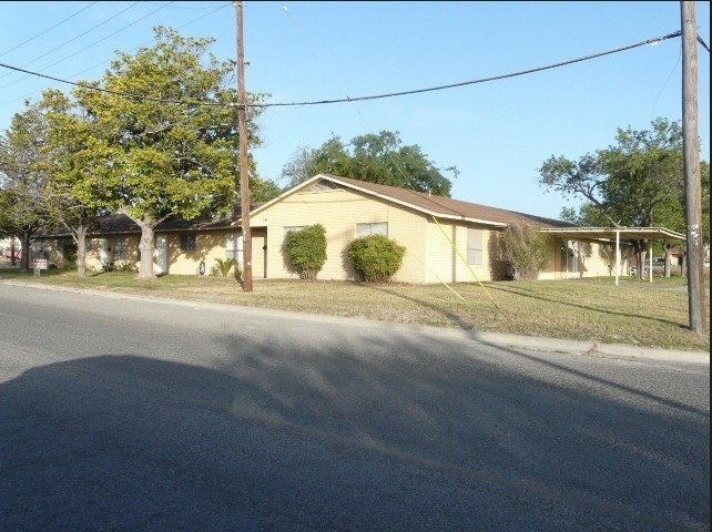 710 W 10th St in Del Rio, TX - Building Photo - Building Photo