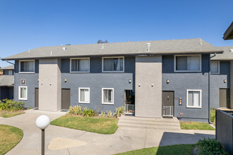 Westchester Park Apartments in Tustin, CA - Building Photo - Building Photo