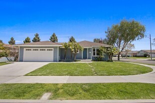 16572 Tripp Cir in Huntington Beach, CA - Building Photo