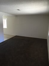 16465 Smoke Tree St in Hesperia, CA - Building Photo - Building Photo