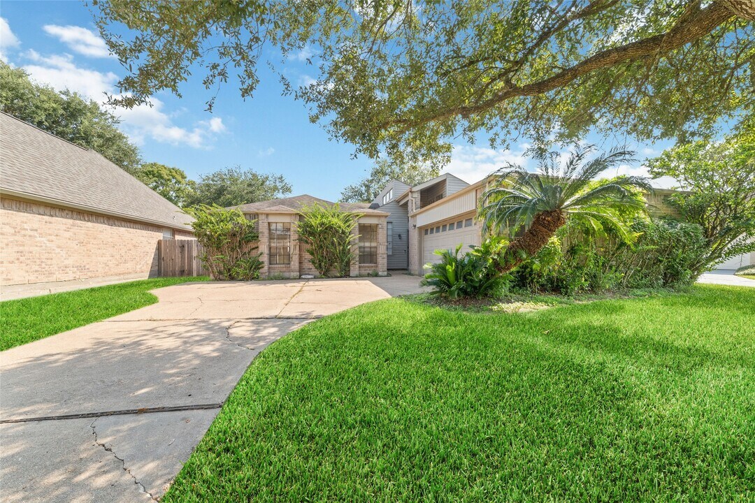 1911 Barons Glen in Sugar Land, TX - Building Photo