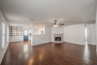 712 Grant St in Burleson, TX - Foto de edificio - Building Photo