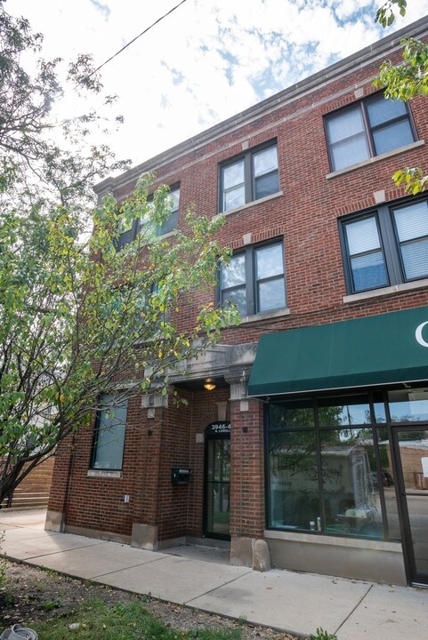 4335 W Irving Park Rd, Unit 208 in Chicago, IL - Building Photo