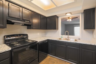 Parke East Townhomes in Wichita, KS - Foto de edificio - Building Photo