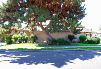 4550 E Fountain Way in Fresno, CA - Foto de edificio - Building Photo