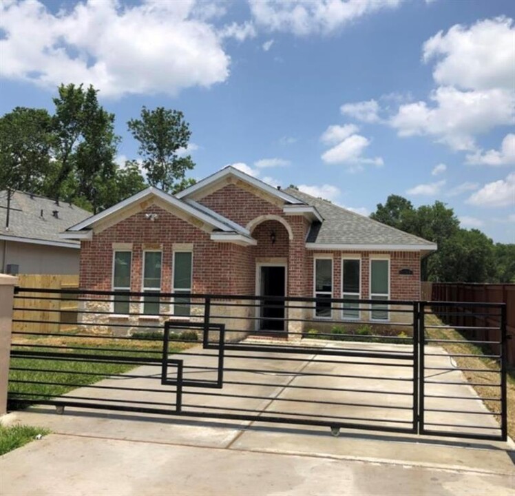 8143 Chateau St in Houston, TX - Building Photo