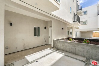 10959 Calvert St in Los Angeles, CA - Building Photo - Building Photo