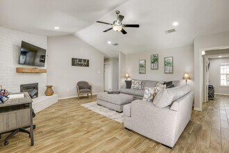 8020 Botany Ln in Houston, TX - Building Photo - Building Photo