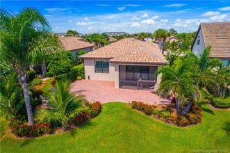 250 SE Courances Dr in Port St. Lucie, FL - Foto de edificio - Building Photo