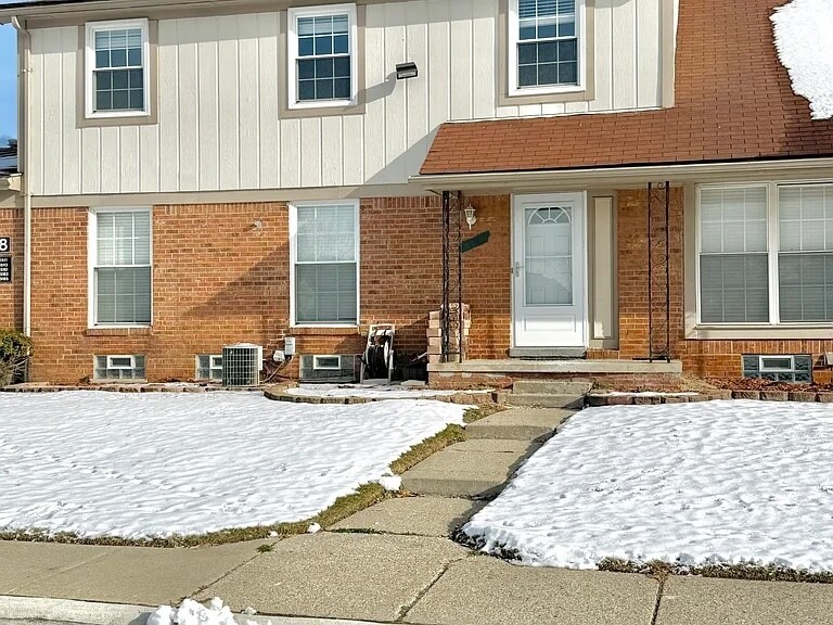 8841 Sunrise Dr in Sterling Heights, MI - Building Photo