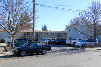 Papago Court in Santa Rosa, CA - Foto de edificio - Building Photo