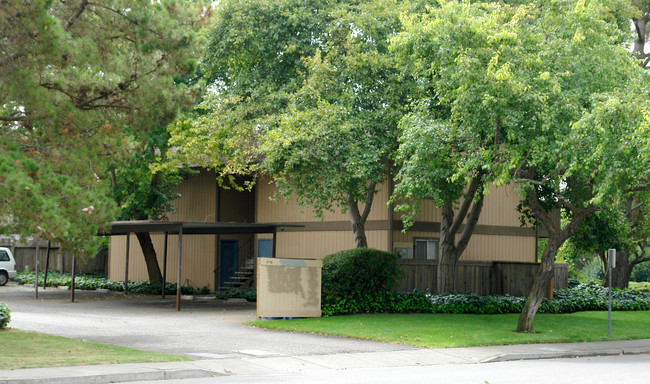 6850 Country Club Dr in Rohnert Park, CA - Foto de edificio - Building Photo