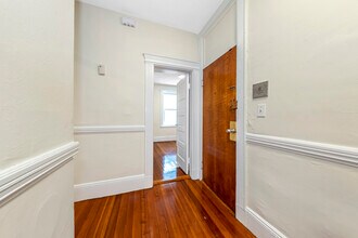 46 Brackett St, Unit 2 in Boston, MA - Foto de edificio - Building Photo