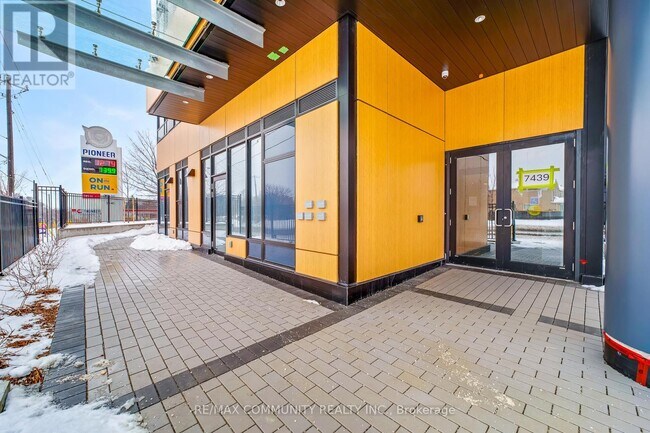 7439 Kingston Rd in Toronto, ON - Building Photo - Building Photo