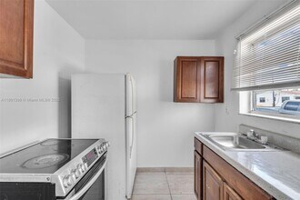 300 NE 1st Ct in Hallandale Beach, FL - Building Photo - Building Photo