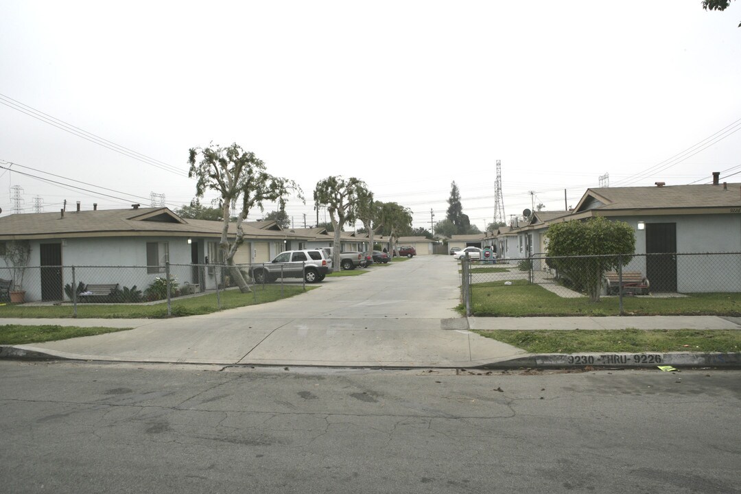 9226 Cedar St in Bellflower, CA - Foto de edificio