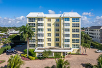 Boulevard Club in Naples, FL - Foto de edificio - Building Photo