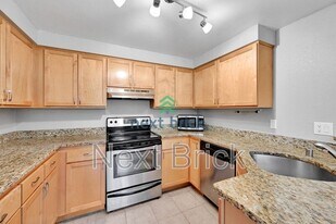 10015 NE 120th Ln in Kirkland, WA - Building Photo