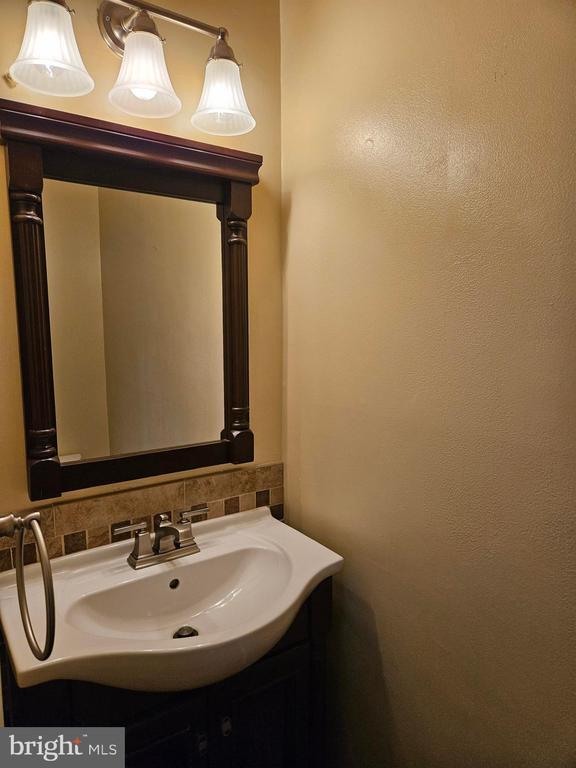 3332 Piney Ridge Ct in Herndon, VA - Building Photo - Building Photo