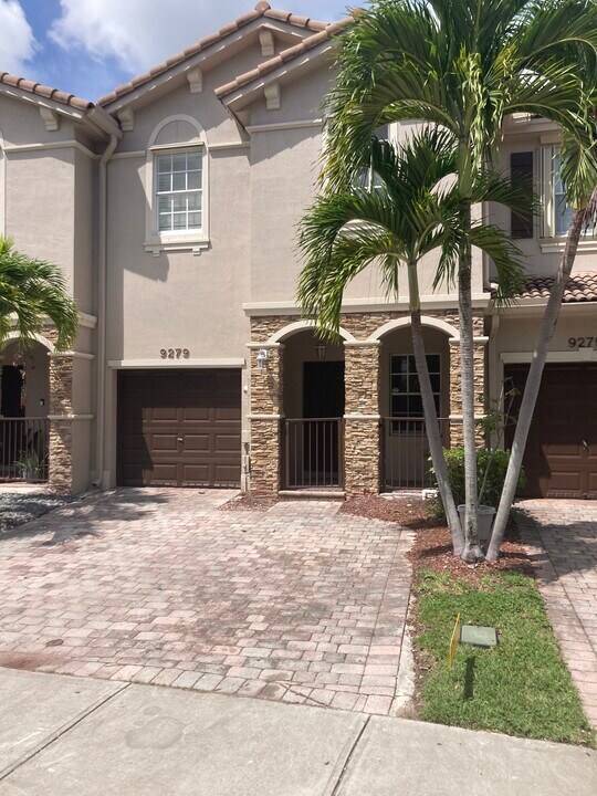9279 SW 219th St in Cutler Bay, FL - Building Photo