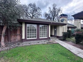 3829 W Hillsdale Ave in Visalia, CA - Building Photo