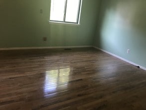 8 Sunflower Ct in Edison, NJ - Building Photo - Building Photo