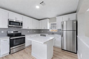 219 E James St in Baytown, TX - Building Photo