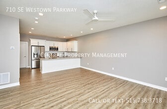 710 SE Westown Pkwy in Waukee, IA - Foto de edificio - Building Photo